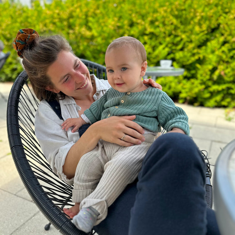 Judes Baby in grembo alla mamma terrazza Routine di cura sostenibili per neonati