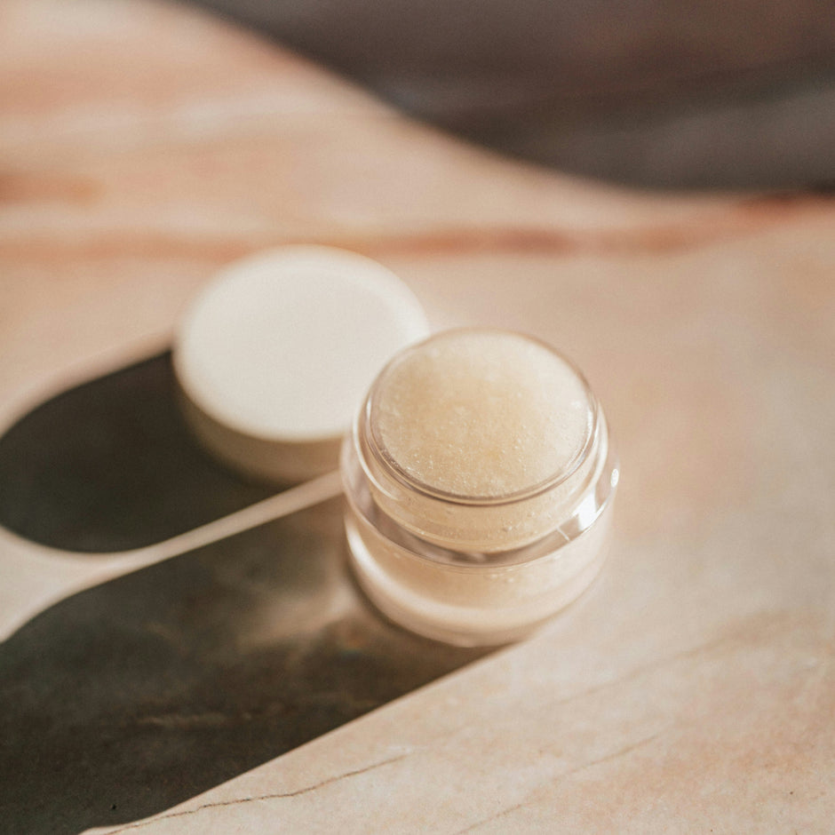 Vasetto di crema Judes su tavolo Preparare la crema per pannolini fai-da-te