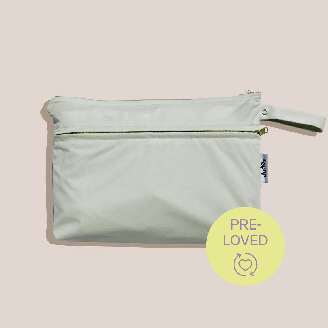 Kleine Wickeltasche pre-loved von Judes in Sage
Small wetbag pre-loved from Judes in Sage