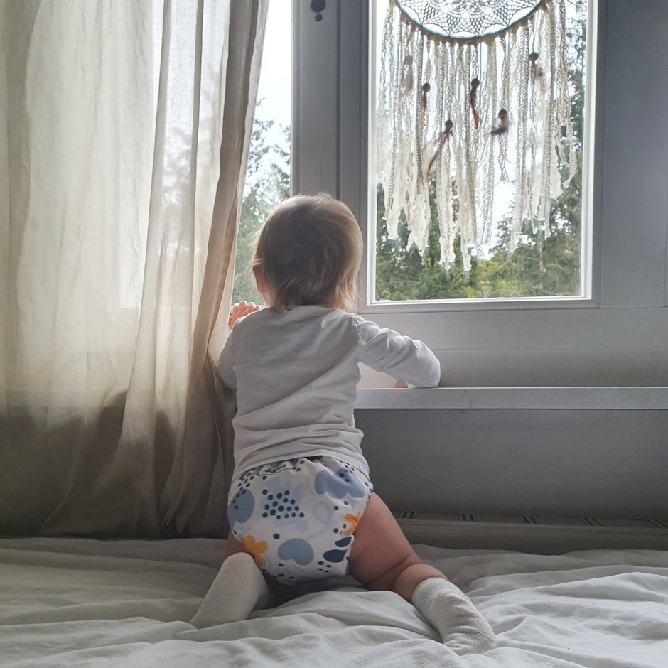 Judes Baby mit Stoffwindel am Fenster 