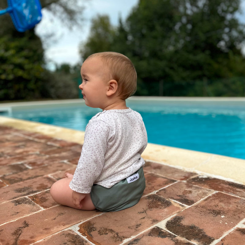 Judes Baby am Pool Stoffwindeln im Sommer