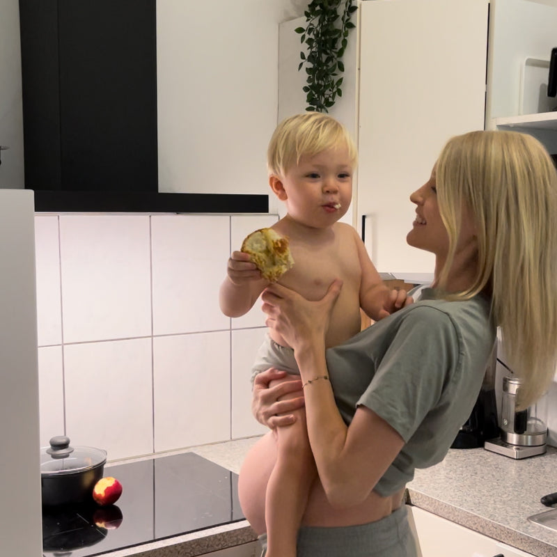 Judes Baby isst Brötchen in Küche Mama Nachhaltige Ernährung für Kinder: Grundlagen und Tipps