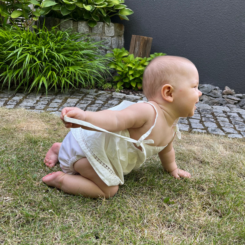 Judes Baby krabbelt in Garten Stoffwindeln wickeln