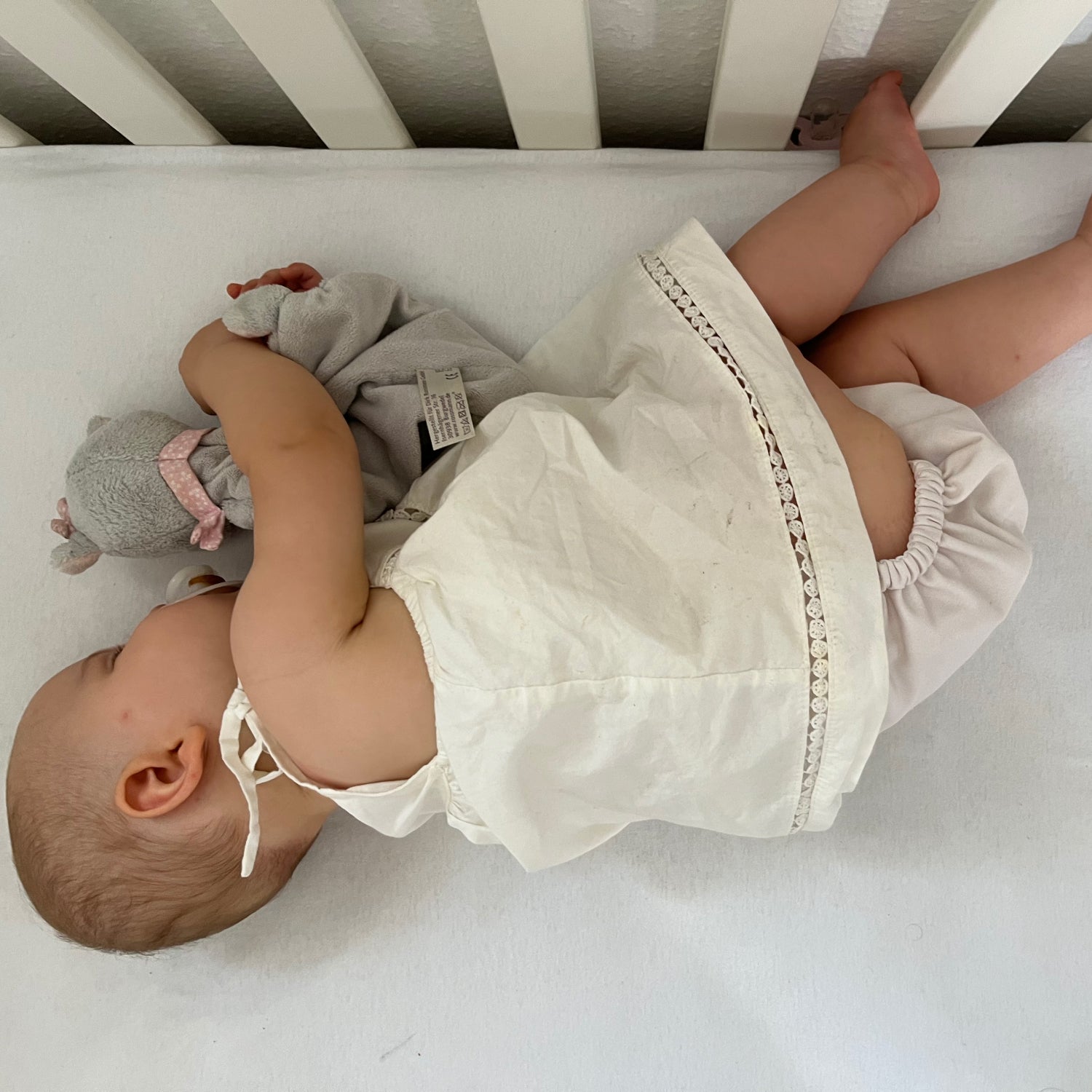 Judes Windel Auslaufschutz Rücken Baby im Bett süß schlafen