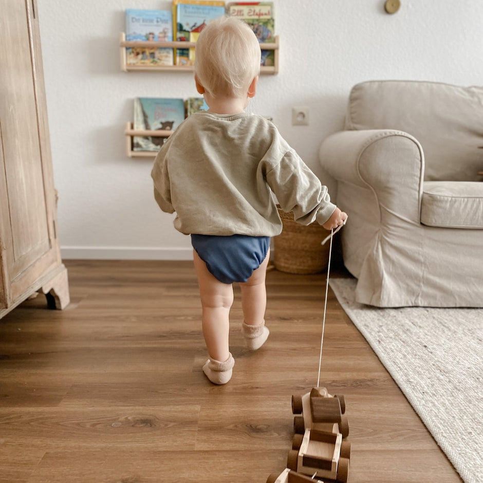 Judes Baby spielt zieht Zug Stoffwindeln süß