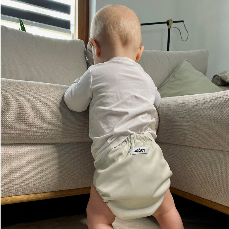 Judes Baby in Stoffwindel vor Sofa Windel verrutscht immer