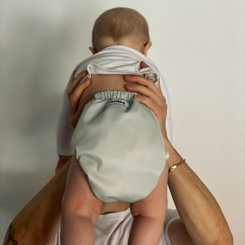Judes Papa hebt Baby in die Luft Babys abhalten