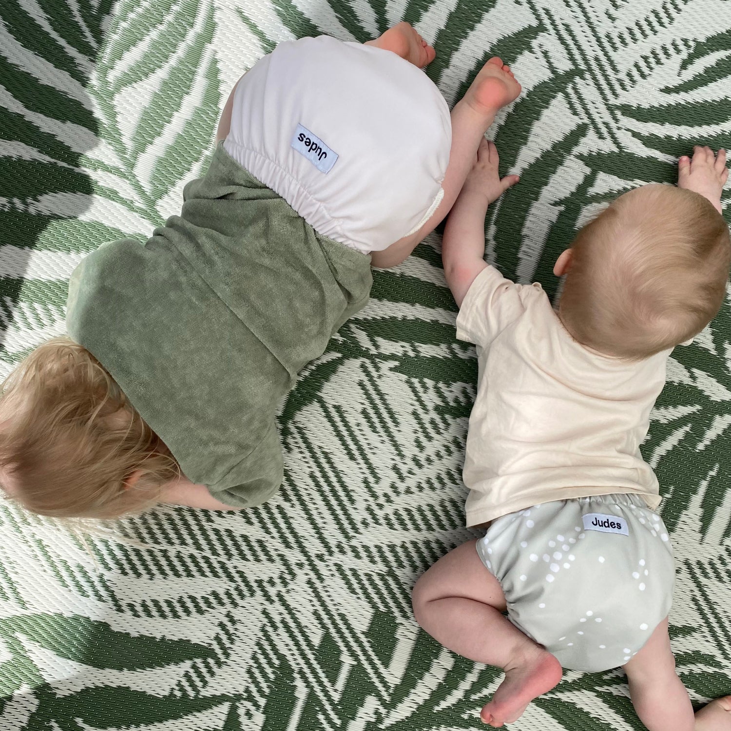 Judes Babys auf Decke Stoffwindel vs Wegwerfwindeln