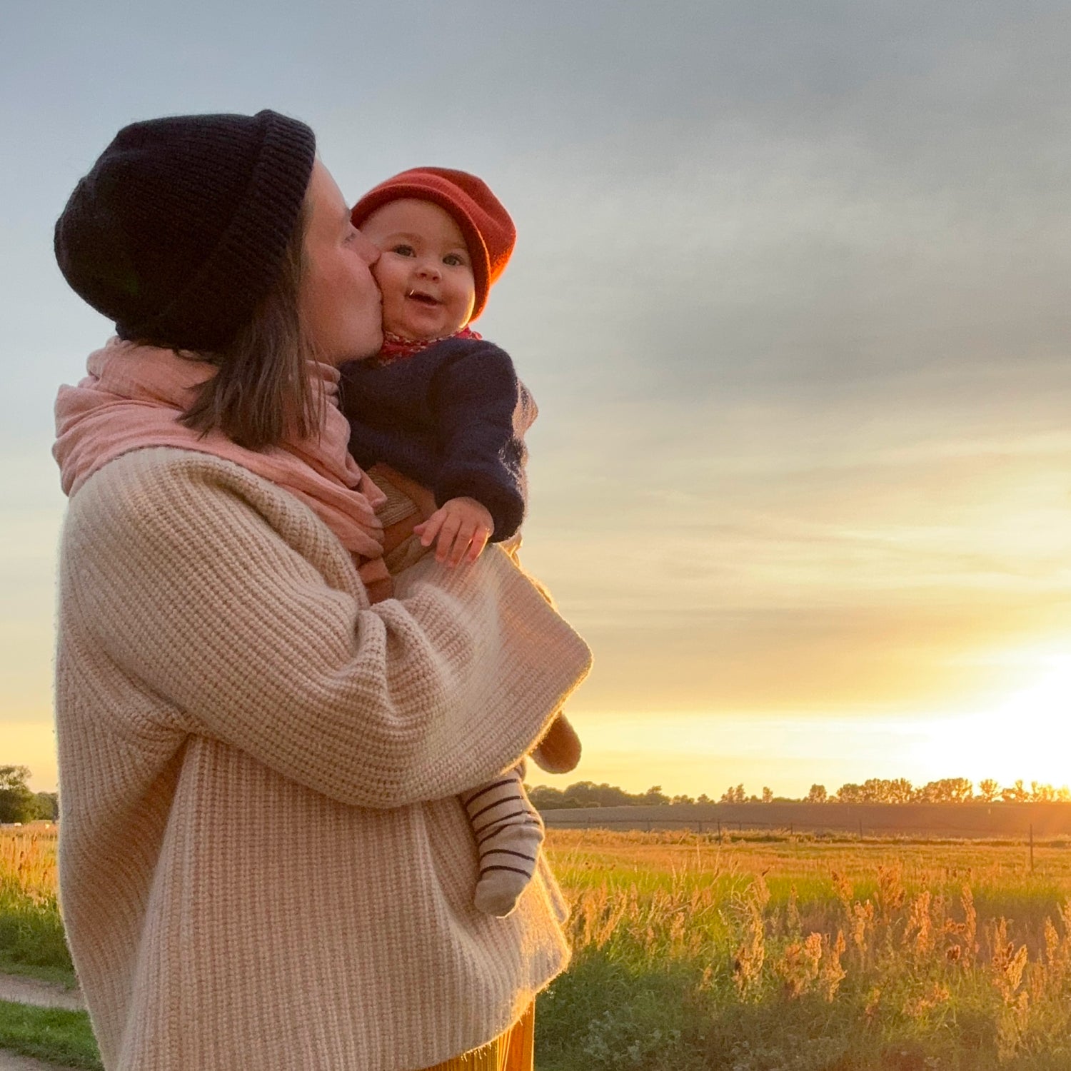 Judes Mama küsst Baby Feld Sonnenuntergang windeln ökologisch