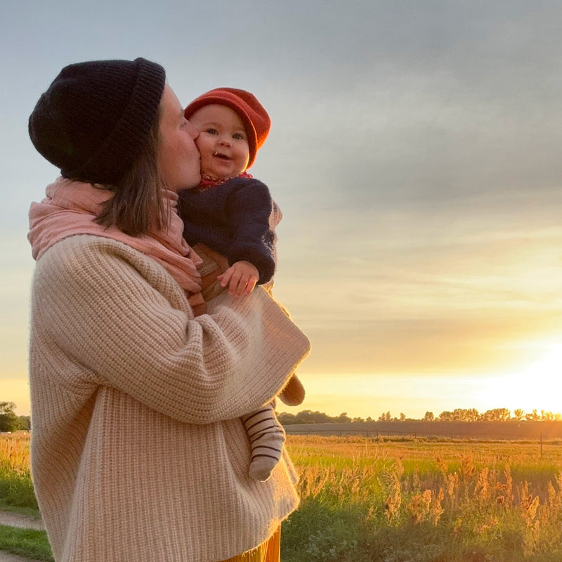 Judes Mama küsst Baby Feld Sonnenuntergang 