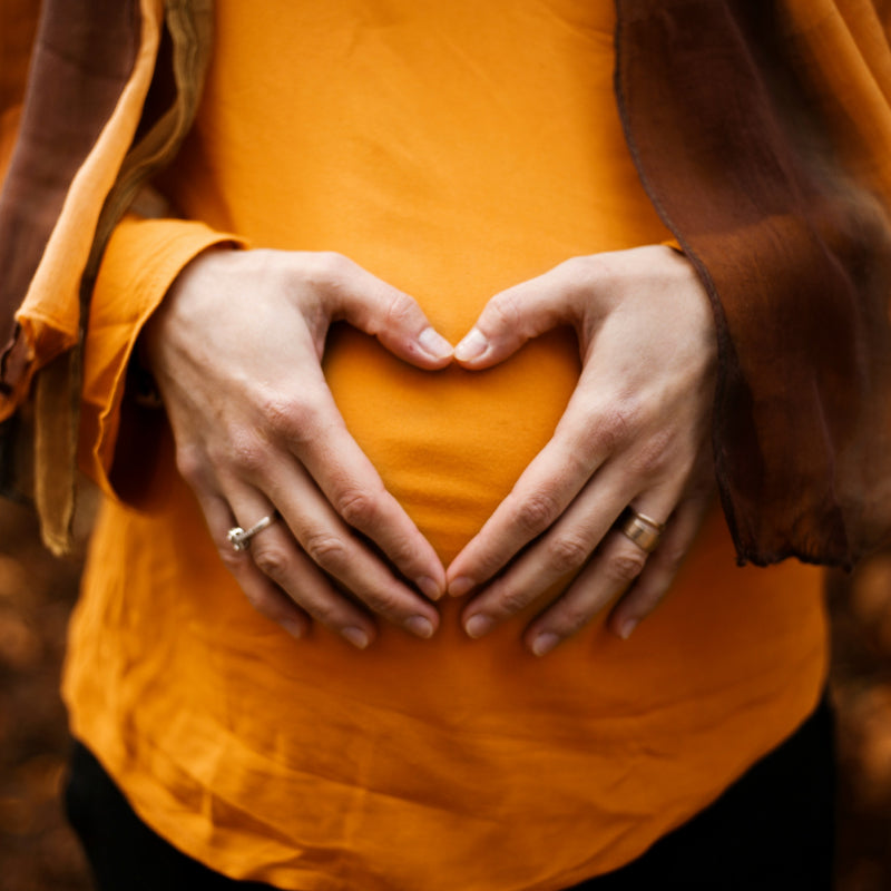 Judes Schwanger Hände Herz orange Ernährung in der Schwangerschaft: Bedeutung für die Entwicklung des Babys