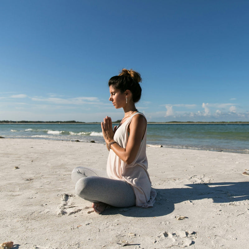 Judes schwangere an Strand Meer Schwangerschaftsyoga blauer Himmel