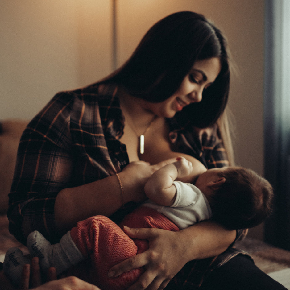 Judes das FAQ zum Muttermilchstuhl Bild einer stillenden Mutter