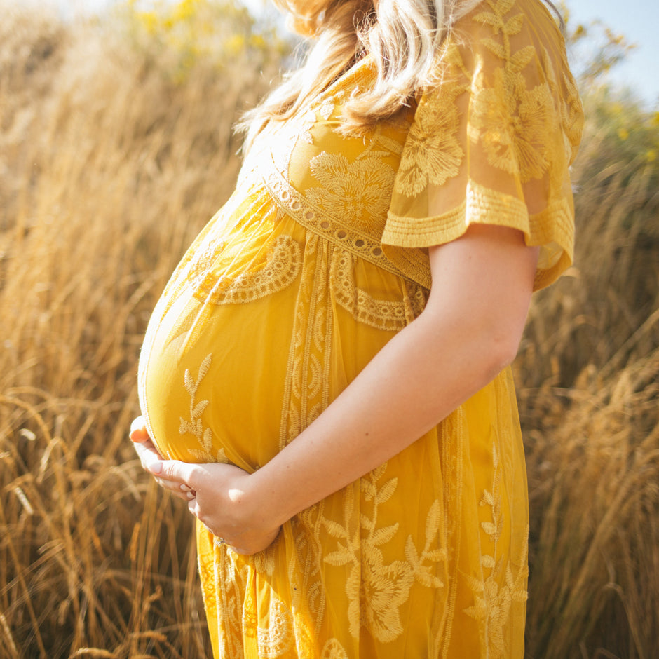 Judes Schwangere in Gelb vor Feld Auf Geburt vorbereiten