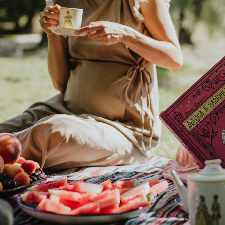 Judes Schwangere auf Decke im Park Schwangerschaft Richtig essen & trinken / Nahrungsergänzung