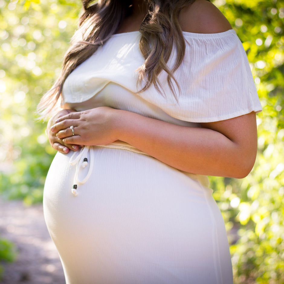 Judes Schwangere in weiß Natur im Hintergrund Stimmungsschwankungen Schwangerschaft