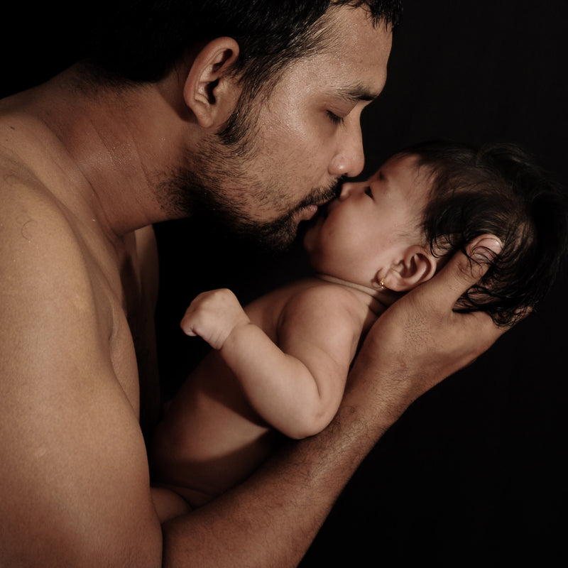Judes Papa küsst Baby Bonding Hautkontakt als Säugling