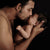 Judes Papa küsst Baby Bonding Hautkontakt als Säugling