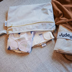 Judes kleiner Windelbeutel für Stoffwindeln.

Judes small wetbag for cloth diapers.