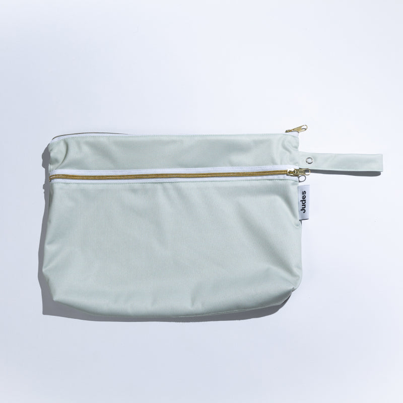 Judes kleiner Windelbeutel und Wetbag für Unterwegs.	